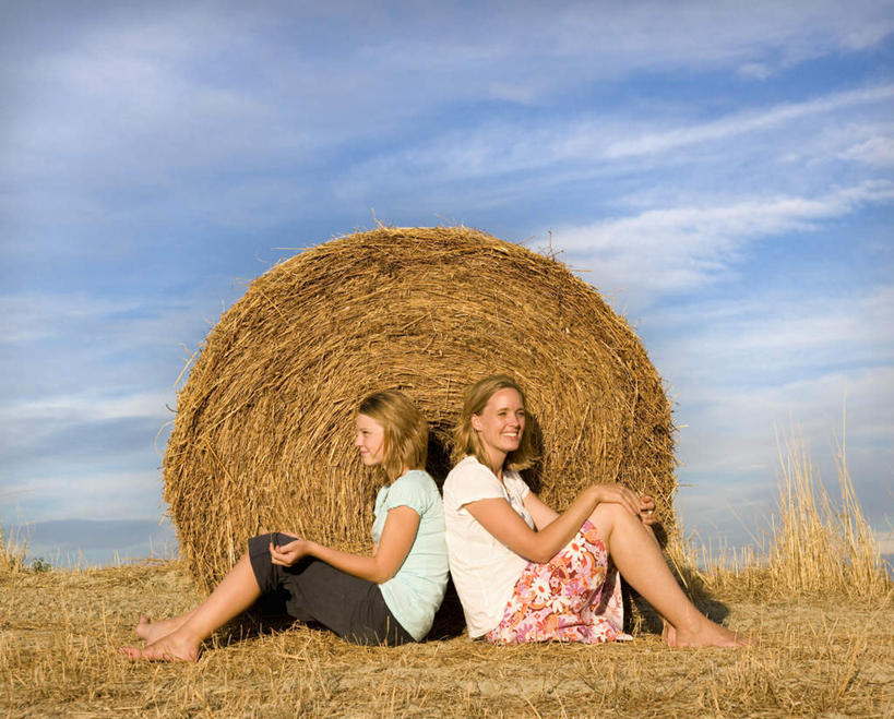 西方人,儿童,中年人,两个人,家庭,母亲,女儿,坐,笑,微笑,露齿笑,横图,室外,白天,侧面,纯洁,安全,植物,欧洲,欧洲人,阴影,服装,枯萎,光线,影子,云,云朵,干草,枯草,云彩,依靠,注视,休闲装,草,小孩,衣服,黄色,蓝色,白云,蓝天,天空,阳光,草垛,天,观察,看,倚靠,背靠背,休闲,温暖,温馨,母女,一家人,休闲服,可爱,母爱,童年,童趣,背对背,搭,服饰,晴朗,观看,和睦,察看,搭着,关注,童真,烂漫,无邪,干草垛,天真,信任,女孩,女人,女性,中年女性,白种人,孩子,晴空,坐着,彩图,全身,融洽,女生