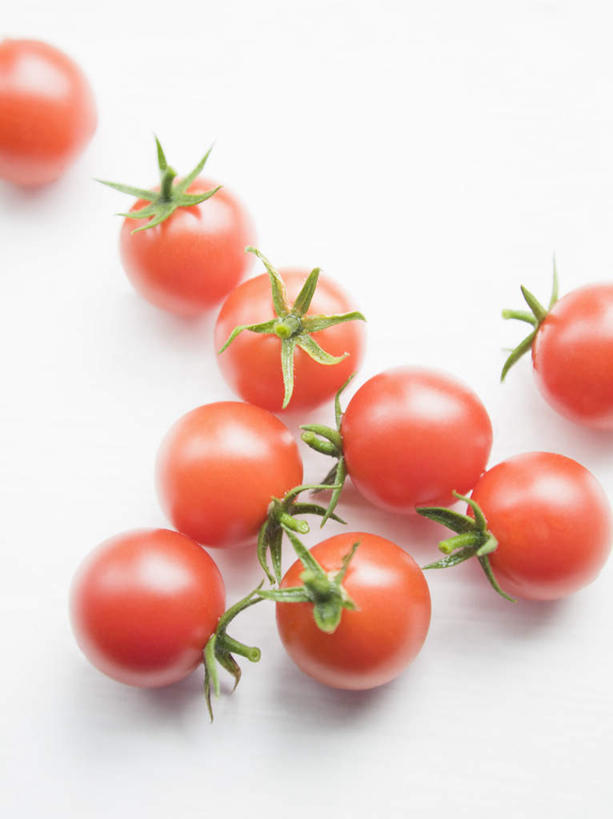 无人,竖图,俯视,室内,特写,白天,白色背景,蔬菜,西红柿,小番茄,叶子,许多,阴影,新鲜,反射,影子,食品,绿叶,很多,凌乱,食物,红色,嫩叶,摄影,有机食品,绿色食品,影棚,混乱,纷乱,缭乱,庞杂,小西红柿,樱桃小番茄,珍珠小番茄,叶,叶片,樱桃番茄,圣女果,番茄,彩图,高角度拍摄,影棚拍摄,拍摄