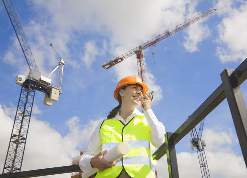 西方人,一个人,工程师,建筑工人,建筑师,站,举,笑,打电话,微笑,露齿笑,横图,室外,白天,仰视,工作服,制服,技术,建筑,电话,帽子,手机,欧洲,欧洲人,仅一个女性,仅一个人,握,阴影,光线,头盔,图纸,影子,云,云朵,设计图,拿,云彩,拿着,注视,设备,通讯设备,吊车,施工,蓝色,绿色,白云,蓝天,天空,阳光,安全帽,交通工具,天,观察,看,托,站着,仅一个中年女性,机械,起重机,橙色,握着,晴朗,观看,工程,察看,关注,载具,工程图,草图,蓝图,工作制服,工作车,施工车,汽车吊,交流,女人,女性,中年女性,白种人,设计,晴空,技师,建筑工,建筑设计师,沟通,举起,举手,举着,通话,向上举,向上伸,向上托,站立,半身,彩图,低角度拍摄,工作套服