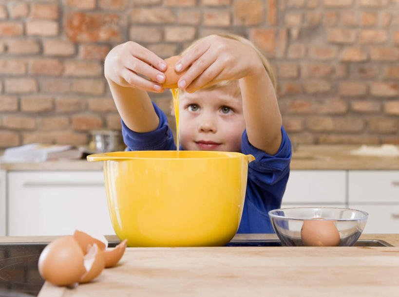 西方人,儿童,一个人,站,举,横图,室内,白天,正面,纯洁,厨房,桌面,桌子,玻璃,欧洲,欧洲人,仅一个男性,仅一个人,许多,握,阴影,服装,反射,影子,塑料,墙,蛋,鸡蛋,很多,拿,拿着,注视,休闲装,墙壁,墙面,玻璃制品,小孩,衣服,黄色,蓝色,容器,塑料制品,碗,观察,看,托,站着,仅一个小孩,休闲,休闲服,可爱,童年,童趣,握着,服饰,观看,储藏,察看,储存,关注,童真,烂漫,无邪,卵,天真,男孩,男人,男性,白种人,孩子,举起,举手,举着,向上举,向上伸,向上托,站立,半身,彩图,灶间,厨房料理台,贮存,男生,料理台