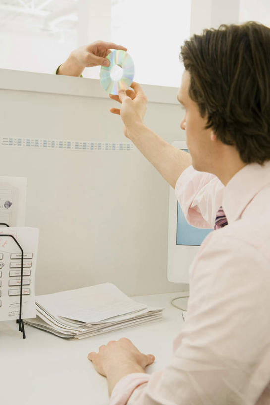 西方人,两个人,同事,商务人士,商务男性,办公室,坐,举,竖图,室内,白天,侧面,衬衫,成功,合作,团队,集体,信心,数据,桌子,欧洲,欧洲人,握,阴影,套装,反射,信息,材料,档案,光盘,文件,影子,纸,办公桌,光碟,拿,拿着,注视,存储介质,队伍,手稿,资料,观察,看,托,握着,观看,碟片,证明,存储,CD光盘,察看,领导,成就,关注,文档,商务装,合伙,领袖,工薪阶层,CD唱片,CD光碟,男人,男性,年轻男性,中年男性,白种人,白领,上班族,举起,举手,举着,向上举,向上伸,向上托,坐着,半身,彩图,衬衣