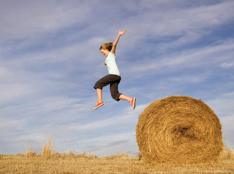 西方人,儿童,一个人,跳,伸展双臂,横图,室外,白天,仰视,纯洁,植物,欧洲,欧洲人,仅一个女性,仅一个人,阴影,服装,枯萎,光线,影子,云,云朵,干草,枯草,半空,云彩,休闲装,草,小孩,衣服,黄色,蓝色,白云,蓝天,天空,阳光,草垛,天,仅一个小孩,休闲,休闲服,可爱,童年,童趣,服饰,晴朗,童真,烂漫,无邪,干草垛,天真,女孩,女人,女性,白种人,孩子,晴空,敞开双臂,伸开双臂,跳跃,展开双肩,张开手臂,张开双臂,彩图,低角度拍摄,全身,女生