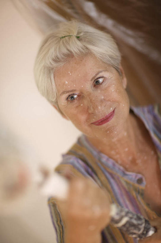 西方人,一个人,站,举,竖图,俯视,室内,白天,装修,欧洲,欧洲人,仅一个女性,仅一个人,握,阴影,服装,朦胧,模糊,反射,影子,墙,拿,拿着,注视,休闲装,装潢,墙壁,墙面,衣服,粉刷,刷子,观察,看,托,站着,休闲,休闲服,握着,服饰,仅一个老年女性,观看,油漆,滚筒刷,涂料,察看,关注,滚刷,老年女性,女人,女性,白种人,举起,举手,举着,向上举,向上伸,向上托,站立,半身,彩图,高角度拍摄,滚筒