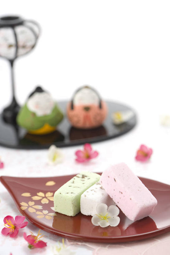 点心,无人,竖图,俯视,室内,特写,白天,白色背景,游戏,餐具,玩具,阴影,节日,朦胧,模糊,庆祝,日本文化,反射,碟子,盘,人偶,影子,和果子,食品,甜点,甜品,玩,文化,娱乐,小吃,食物,糕点,盘子,碟,甜食,庆典,休闲,日式,益智,摄影,影棚,活动,纪念,发泄,消遣,智力,宣泄,女儿节,玩耍,嬉戏,彩图,高角度拍摄,影棚拍摄,拍摄,日本小吃,雏祭,上巳,雏人偶