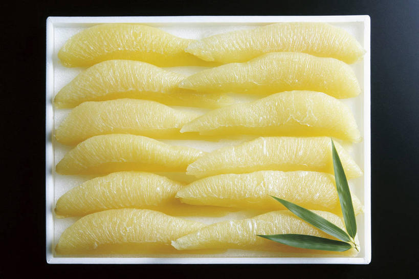 无人,横图,俯视,室内,特写,白天,餐具,叶子,一排,许多,阴影,灰色背景,整齐,装饰,并列,并排,反射,碟子,盘,影子,鲱鱼子,鱼卵,绿叶,很多,鱼籽,排列,一个,黄色,白色,盘子,碟,嫩叶,摄影,影棚,单个,华丽,修饰,点缀,队列,平行,衬托,美观,雅致,雅观,叶,叶片,彩图,高角度拍摄,影棚拍摄,拍摄