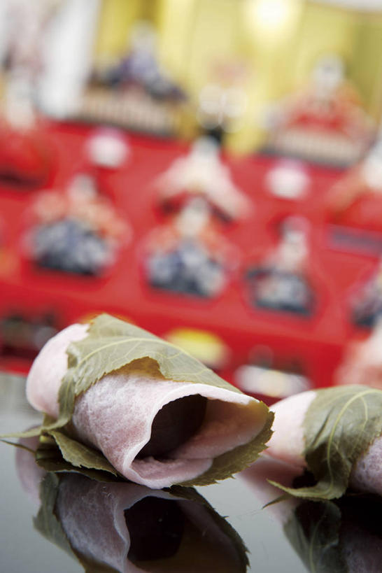 无人,竖图,室内,特写,白天,正面,游戏,餐桌,桌子,玩具,叶子,阴影,节日,朦胧,模糊,庆祝,日本文化,反射,人偶,影子,年糕,绿叶,玩,文化,娱乐,两个,祈祷,庆典,休闲,嫩叶,益智,许愿,餐台,活动,纪念,祈求,祭祀,镜饼,发泄,消遣,智力,宣泄,女儿节,平安,叶,叶片,玩耍,嬉戏,彩图,雏祭,上巳,雏人偶,传统文化