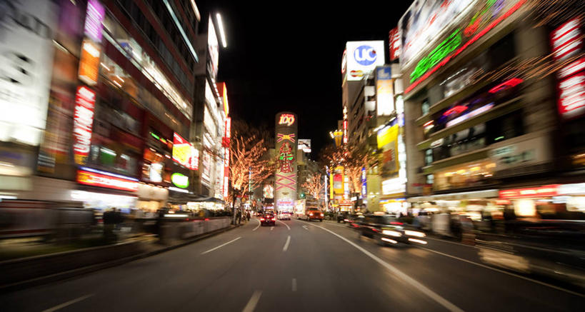 无人,商店,横图,彩色,室外,夜晚,正面,长时间曝光,购物,度假,消费,美景,植物,城市风光,超市,城市,道路,路,霓虹灯,商场,夜景,公路,汽车,东京,日本,亚洲,阴影,朦胧,模糊,光线,影子,景观,灯光,分界线,七彩,停车线,交通,娱乐,光源,霓虹,车,灯,树,树木,绿色,自然,交通工具,轿车,享受,休闲,景色,放松,金融,百货,生长,成长,车行道,车行道分界线,照明设备,载具,标线,曝光,选购,贸易,百货公司,东亚,车行线,本州,关东地方,本州岛,日本国,东京都,氖灯,血拼,涩谷,涉谷,涩谷区,马路,彩图,购物商场,购物中心,商业中心