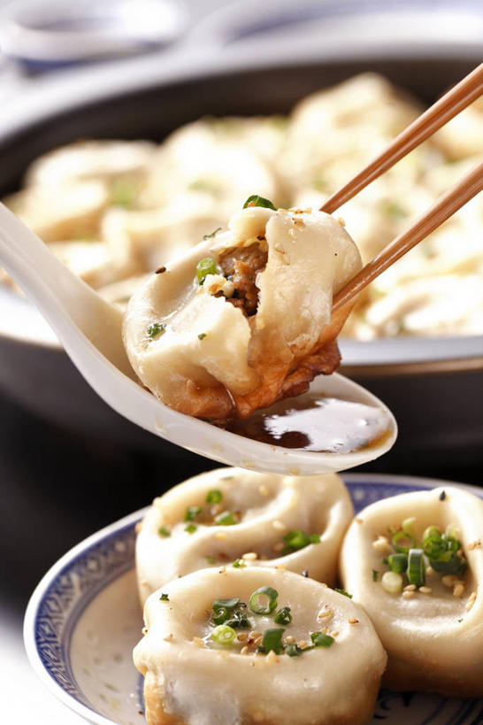 点心,无人,竖图,室内,特写,白天,正面,烹饪,筷子,餐具,厨具,金属制品,一双,许多,阴影,朦胧,模糊,反射,金属,碟子,锅子,盘,影子,勺子,肉,油炸,油炸食品,料理,食品,面点,很多,文化,传统,锅,美食,肉类,食物,排列,一个,盘子,调羹,碟,汤匙,中式,单个,锅具,礼节,礼仪,肉食,烹饪用具,生煎,摆列,进餐用具,烹调用具,烹调,彩图,布列,分列