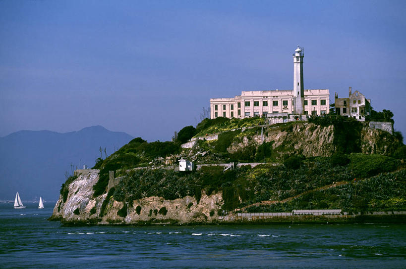 帆船,无人,横图,室外,白天,正面,旅游,度假,草地,草坪,岛屿,海浪,海洋,美景,植物,船,美国,阴影,波纹,飞溅,溅,光线,液体,影子,岛,景观,浪花,水滴,塔,两艘,娱乐,水珠,草,蓝色,绿色,蓝天,水纹,天空,阳光,自然,海水,船尾波,交通工具,波浪,天,享受,休闲,景色,放松,监狱,晴朗,北美,北美洲,监禁,束缚,喷洒,加利福尼亚,自然风光,载具,美洲,关押,监牢,牢狱,海景,加州,加利福尼亚州,万里无云,金州,黄金州,北亚美利加洲,亚美利加洲,监管,禁闭,恶魔岛,旧金山湾,看守,大海,风浪,海,海水的波动,近岸浪,列岛,群岛,涌浪,诸岛,晴空,晴空万里,彩图,美利坚合众国