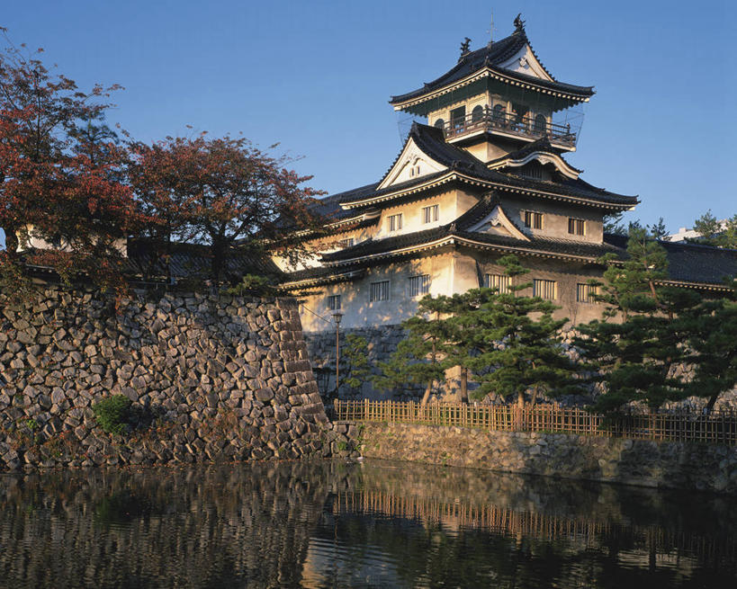 无人,横图,室外,白天,仰视,旅游,度假,草地,草坪,河流,名胜古迹,水,植物,标志建筑,地标,建筑,富山县,日本,亚洲,阴影,遗迹,光线,瓦片,影子,堡垒,城堡,墙,屋檐,河水,水流,古迹,文物,娱乐,建设,古建筑,檐,墙壁,墙面,草,树,树木,蓝色,绿色,灰色,倒影,蓝天,天空,阳光,自然,天,享受,休闲,旅游胜地,放松,生长,晴朗,成长,倒映,要塞,古文明,东亚,本州,万里无云,本州岛,日本国,中部地方,县厅,富山,反照,设防,晴空,晴空万里,彩图,低角度拍摄,富山市,富山城