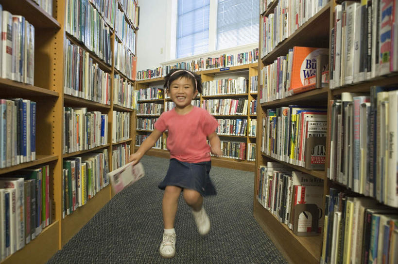 东方人,儿童,一个人,图书馆,跑,捧,笑,微笑,露齿笑,横图,室内,白天,正面,看书,阅读,纯洁,窗户,书架,书籍,亚洲,仅一个女性,仅一个人,一排,许多,学习,服装,朦胧,模糊,拿,拿着,注视,休闲装,黄种人,玻璃窗,排列,小孩,衣服,书本,奔跑,观察,看,仅一个小孩,休闲,休闲服,可爱,童年,童趣,读书,浏览,服饰,观看,察看,关注,跑着,童真,烂漫,无邪,天真,女孩,女人,女性,亚洲人,孩子,书,端,端着,捧着,彩图,全身,女生