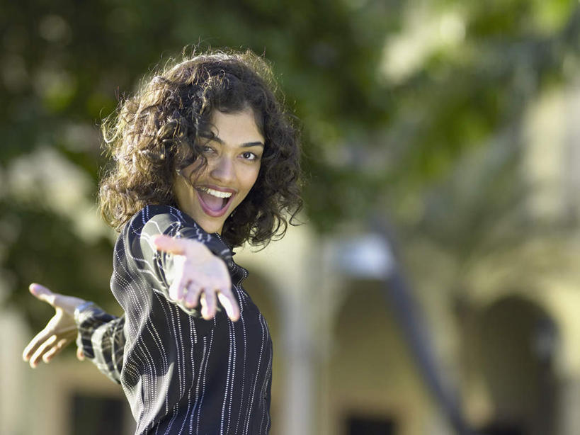 西方人,一个人,站,笑,微笑,露齿笑,横图,室外,白天,侧面,树林,植物,欧洲,欧洲人,仅一个人,伸展,阴影,服装,朦胧,模糊,光线,影子,注视,休闲装,树,树木,衣服,绿色,阳光,自然,观察,看,伸,休闲,休闲服,服饰,生长,成长,观看,察看,关注,邀请,年轻女性,女人,女性,白种人,站立,半身,彩图