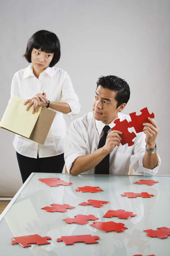 东方人,两个人,站,坐,竖图,室内,白天,白色背景,正面,衬衫,爱情,游戏,成功,合作,团队,集体,信心,桌子,拼图,亚洲,许多,连接,握,阴影,组合,反射,影子,办公桌,墙,记事本,领带,很多,浪漫,凌乱,拿,玩,拿着,注视,黄种人,娱乐,队伍,墙壁,墙面,红色,白色,本子,笔记本,低头,观察,看,站着,休闲,温暖,温馨,恩爱,握着,恋人,摄影,影棚,观看,活动,链接,和睦,察看,混乱,成就,发泄,关注,消遣,智力,拼接,拼凑,智力游戏,合伙,宣泄,拼合,凑集,聚合,撮合,链结,趣味,策略,纷乱,缭乱,庞杂,男人,男性,年轻男性,年轻女性,女人,女性,亚洲人,情侣,玩耍,嬉戏,站立,坐着,半身,彩图,影棚拍摄,衬衣,拍摄,伴侣,融洽