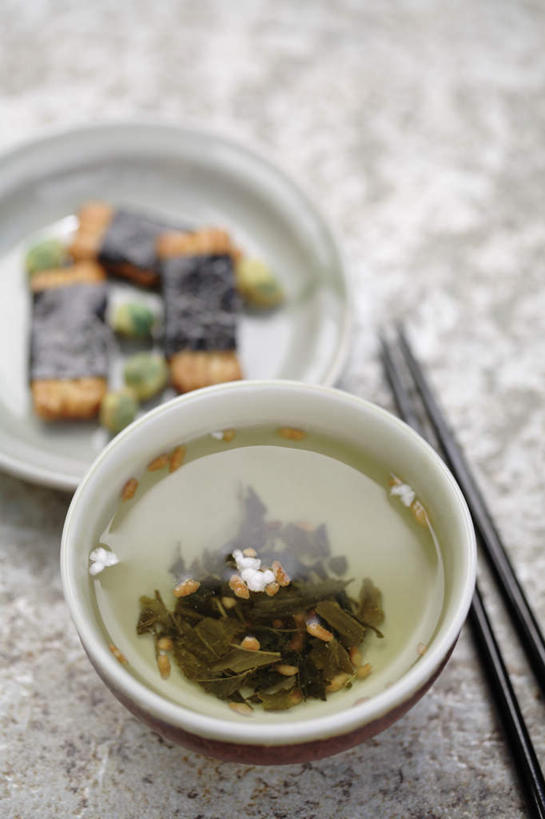 点心,无人,竖图,俯视,室内,特写,白天,幸福,餐桌,茶,筷子,桌子,杯子,餐具,一双,阴影,反射,碟子,盘,影子,绿茶,茶叶,食品,一杯,文化,娱乐,传统,食物,糕点,两个,盘子,水杯,碟,享受,休闲,温馨,放松,乐趣,摄影,影棚,餐台,礼节,提神,舒适,醒脑,炒米,礼仪,茶杯,进餐用具,彩图,高角度拍摄,影棚拍摄,拍摄,不发酵茶,苦茗,玄米茶