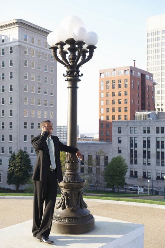 蝶泳,西方人,一个人,商务人士,商务男性,高楼大厦,站,笑,打电话,微笑,露齿笑,全景,室外,白天,正面,衬衫,天际线,植物,大厦,道路,建筑,路,路灯,摩天大楼,公路,汽车,电话,手机,欧洲,非洲,黑人,欧洲人,仅一个男性,仅一个人,套装,交通,通讯设备,车,树,树木,仅一个年轻男性,绿色,天空,自然,交通工具,轿车,天,扶,站着,生长,成长,扶着,载具,商务装,工薪阶层,交流,男人,男性,年轻男性,非洲人,白领,上班族,马路,沟通,通话,站立,彩图,全身,衬衣,大楼,高层建筑,高楼,摩天楼