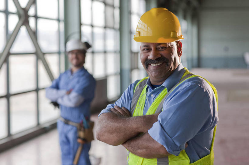 冲浪,西方人,两个人,伙伴,朋友,站,笑,双手交叉,微笑,露齿笑,室内,白天,正面,工作服,制服,友谊,合作,团队,窗户,地板,落地窗,帽子,欧洲,欧洲人,朦胧,模糊,头盔,墙,地面,扭头,注视,木地板,玻璃窗,墙壁,墙面,安全帽,观察,看,站着,转头,战略,观看,察看,双手抱胸,关注,联合,合谋,工作制服,配合,协作,男人,男性,中年男性,白种人,站立,半身,彩图,工作套服,安全服,反光背心,反光服,反光衣