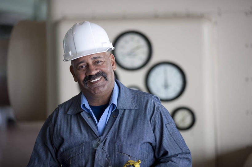 冲浪,西方人,脸,头,脸颊,胡须,一个人,站,笑,微笑,露齿笑,室内,特写,白天,正面,工作服,制服,帽子,欧洲,欧洲人,仅一个男性,仅一个人,仅一个中年男性,朦胧,模糊,时间,时钟,头盔,墙,计时,扭头,注视,肩膀,墙壁,墙面,蓝色,白色,安全帽,挂钟,钟表,观察,看,站着,转头,表,观看,察看,关注,一顶,工作制服,男人,男性,中年男性,白种人,头部,胡子,小胡子,脸部,脸蛋,面部,钟,站立,半身,彩图,工作套服