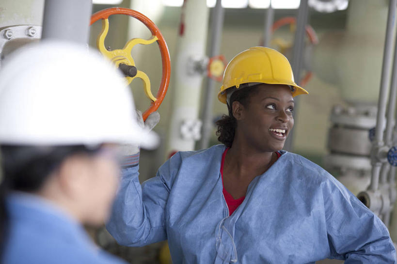 冲浪,东方人,西方人,背部,两个人,伙伴,朋友,站,笑,微笑,露齿笑,室内,白天,正面,工作服,制服,友谊,合作,团队,零件,电路,帽子,欧洲,非洲,黑人,欧洲人,亚洲,关闭,握,朦胧,模糊,头盔,墙,拿,拿着,扭头,注视,黄种人,手叉腰,开关,墙壁,墙面,蓝色,安全帽,按钮,叉腰,打开,观察,看,站着,转头,战略,握着,观看,察看,开启,关注,联合,合谋,闭合,工作制服,配合,协作,女人,女性,中年女性,非洲人,亚洲人,站立,半身,彩图,工作套服