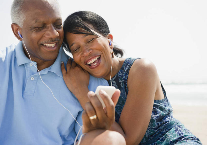 冲浪,西方人,中年人,两个人,家庭,夫妻,坐,笑,微笑,露齿笑,室外,白天,正面,爱情,陶醉,快乐,满意,幸福,海浪,海洋,沙滩,欧洲,非洲,黑人,欧洲人,握,阴影,服装,光线,沙子,影子,海岸,浪花,音响,沙地,浪漫,音乐,拿,音乐播放器,拿着,扭头,注视,休闲装,娱乐,装饰品,一个,衣服,阳光,海水,耳机,戒指,饰品,首饰,随身听,观察,看,靠,靠着,转头,享受,休闲,温暖,温馨,一家人,休闲服,恩爱,放松,搭,握着,恋人,服饰,单个,观看,信物,和睦,察看,舒适,享乐,权利,搭着,关注,海景,MP3播放器,手饰,男人,男性,女人,女性,中年男性,中年女性,非洲人,夫妇,情侣,大海,风浪,海,海水的波动,海滩,近岸浪,涌浪,坐着,半身,彩图,伴侣,融洽,播放器,沉醉