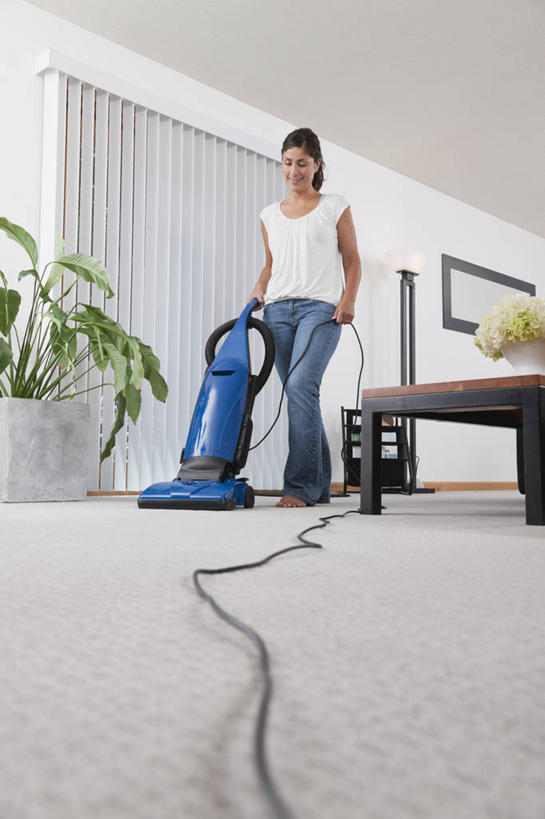 蝶泳,西方人,一个人,站,室内,白天,仰视,植物,窗户,窗帘,落地窗,桌子,欧洲,欧洲人,仅一个女性,仅一个人,握,服装,裤子,装饰,木制,电器,盆栽,墙,盆景,拿,茶几,拿着,注视,牛仔裤,休闲装,玻璃窗,墙壁,墙面,一个,衣服,绿色,自然,帘子,木制品,低头,观察,看,清洁,站着,仅一个中年女性,休闲,休闲服,遮阳,吸尘器,握着,服饰,生长,单个,成长,观看,华丽,修饰,点缀,察看,卫生,家电,家用电器,关注,保洁,衬托,美观,雅致,雅观,保洁工具,垂头,女人,女性,中年女性,白种人,站立,彩图,低角度拍摄,全身