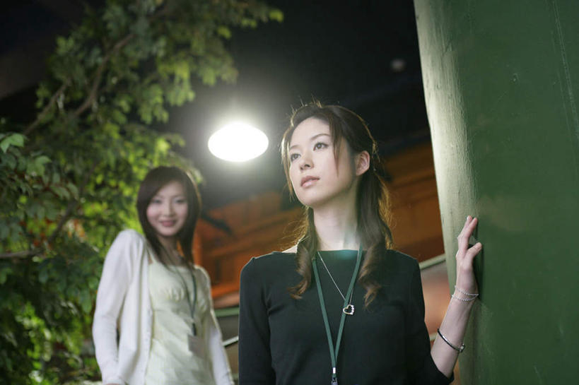 东方人,两个人,同事,商务人士,商务女性,栏杆,站,笑,微笑,横图,室外,夜晚,仰视,成功,合作,团队,集体,信心,植物,楼梯,路灯,项链,照明,亚洲,阴影,套装,服装,光线,扶手,影子,阶梯,墙,灯光,注视,休闲装,黄种人,标识,吊牌,队伍,护栏,墙壁,墙面,台阶,灯,装饰品,树,树木,衣服,绿色,自然,饰品,首饰,胸牌,扶,观察,看,站着,休闲,休闲服,服饰,生长,成长,观看,照亮,察看,徽章,领导,扶着,照明设备,成就,关注,商务装,身份,合伙,领袖,工薪阶层,胸章,胸卡,编号牌,雕刻牌,工号牌,胸号牌,胸徽,员工牌,年轻女性,女人,女性,亚洲人,白领,上班族,站立,半身,彩图,低角度拍摄