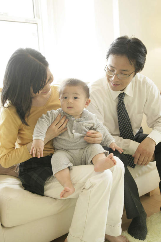 东方人,婴儿,儿童,中年人,三个人,家庭,夫妻,母亲,父亲,商务人士,商务男性,客厅,坐,抱,笑,微笑,竖图,室内,白天,正面,衬衫,爱情,纯洁,窗户,沙发,亚洲,握,阴影,套装,服装,反射,奶瓶,眼镜,影子,领带,浪漫,注视,休闲装,黄种人,玻璃窗,一个,小孩,衣服,瓶子,容器,观察,看,休闲,温暖,温馨,父子,母子,三口之家,一家人,休闲服,恩爱,父爱,可爱,母爱,握着,恋人,服饰,活泼,单个,奶嘴,婴儿用品,抱着,观看,储藏,和睦,察看,起居室,搂着,象征,庄重,储存,关注,宝宝,商务装,身份,近视眼镜,布艺沙发,工薪阶层,纯真,烂漫,无邪,正式,地位,客堂,伶俐,天真,男人,男性,女人,女性,中年男性,中年女性,亚洲人,孩子,夫妇,情侣,白领,上班族,搂,搂抱,坐着,半身,彩图,衬衣,伴侣,融洽,贮存