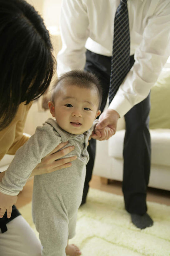 东方人,婴儿,儿童,中年人,三个人,家庭,夫妻,母亲,父亲,商务人士,商务男性,客厅,站,蹲,握手,竖图,室内,白天,正面,衬衫,婴儿服装,爱情,纯洁,地毯,沙发,亚洲,阴影,套装,服装,装饰,编织,反射,影子,手工艺品,领带,织物,浪漫,注视,休闲装,黄种人,小孩,衣服,工艺品,观察,看,站着,休闲,温暖,温馨,父子,母子,三口之家,一家人,休闲服,恩爱,父爱,可爱,母爱,恋人,服饰,活泼,观看,华丽,修饰,点缀,和睦,察看,起居室,象征,庄重,关注,宝宝,商务装,身份,布艺沙发,工薪阶层,纯真,烂漫,无邪,衬托,美观,雅致,雅观,正式,地位,客堂,伶俐,天真,男人,男性,女人,女性,中年男性,中年女性,亚洲人,孩子,夫妇,情侣,白领,上班族,搀手,蹲着,拉手,手拉手,手握手,站立,半身,彩图,衬衣,婴儿服,伴侣,融洽