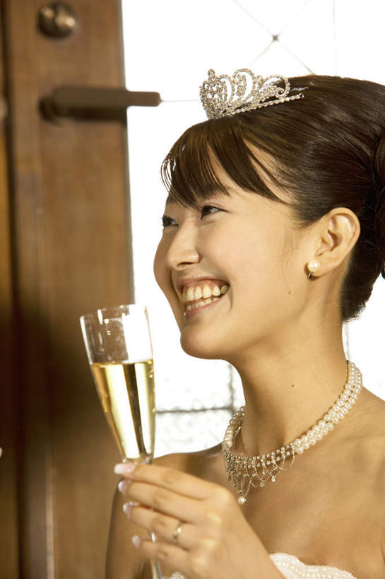 葡萄酒,东方人,一个人,新娘,站,笑,微笑,露齿笑,竖图,室内,白天,正面,婚纱,婚礼,奢侈,快乐,门,杯子,皇冠,项链,亚洲,仅一个年轻女性,仅一个女性,仅一个人,握,庆祝,高脚杯,结婚,浪漫,拿,拿着,注视,黄种人,玻璃制品,酒,装饰品,饮料,耳环,酒杯,饰品,首饰,门框,香槟,观察,看,站着,喜庆,诱惑,握着,观看,纪念,权威,察看,高贵,关注,香槟杯,气泡酒,起泡酒,汽酒,权力,统治,耳饰,年轻女性,女人,女性,亚洲人,玻璃杯,王冠,站立,半身,彩图,婚礼服,礼服,高兴,欢笑