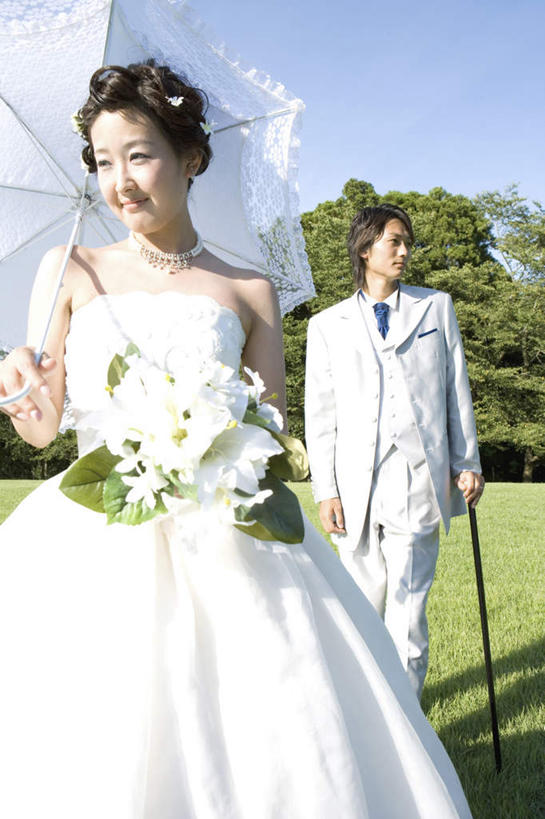 东方人,两个人,家庭,夫妻,新娘,新郎,站,竖图,室外,白天,正面,婚纱,衬衫,西装,爱情,婚礼,快乐,草地,草坪,植物,项链,亚洲,握,阴影,套装,正装,庆祝,盛开,光线,捧花,伞,手捧花,影子,雨伞,遮阳伞,领带,结婚,浪漫,拿,花蕾,拿着,注视,职业装,黄种人,阳伞,装饰品,草,花,花瓣,花朵,鲜花,树,树木,蓝色,绿色,蓝天,天空,阳光,自然,饰品,首饰,花束,天,花苞,花蕊,观察,看,站着,温暖,温馨,喜庆,一家人,恩爱,握着,恋人,生长,晴朗,成长,拐杖,观看,纪念,手杖,和睦,察看,太阳伞,关注,万里无云,婚礼捧花,男人,男性,年轻男性,年轻女性,女人,女性,亚洲人,年轻人,夫妇,情侣,晴空,晴空万里,站立,半身,彩图,衬衣,婚礼服,礼服,高兴,伴侣,融洽