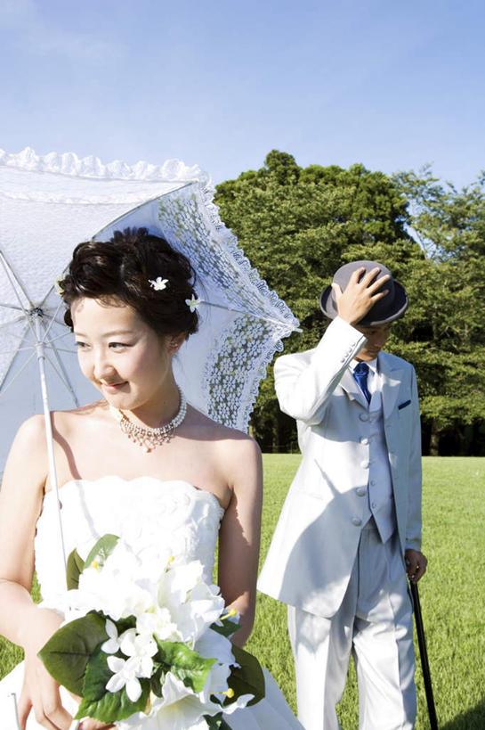 东方人,两个人,家庭,夫妻,新娘,新郎,站,竖图,室外,白天,正面,婚纱,衬衫,西装,爱情,婚礼,快乐,草地,草坪,植物,帽子,项链,亚洲,握,阴影,套装,正装,庆祝,盛开,光线,捧花,伞,手捧花,影子,雨伞,遮阳伞,领带,结婚,浪漫,拿,花蕾,拿着,注视,职业装,黄种人,阳伞,装饰品,草,花,花瓣,花朵,鲜花,树,树木,蓝色,绿色,蓝天,天空,阳光,自然,饰品,首饰,花束,天,花苞,花蕊,观察,看,站着,温暖,温馨,喜庆,一家人,恩爱,握着,恋人,生长,晴朗,成长,拐杖,观看,纪念,手杖,和睦,察看,太阳伞,关注,万里无云,婚礼捧花,男人,男性,年轻男性,年轻女性,女人,女性,亚洲人,年轻人,夫妇,情侣,晴空,晴空万里,站立,半身,彩图,衬衣,婚礼服,礼服,高兴,伴侣,融洽