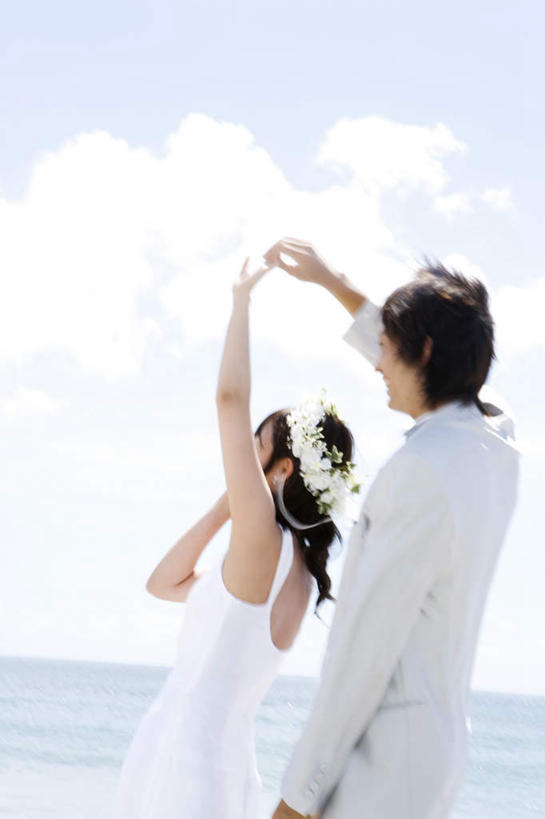 东方人,两个人,夫妻,新娘,新郎,站,举,握手,竖图,室外,白天,侧面,婚纱,衬衫,西装,爱情,婚礼,快乐,海浪,海洋,亚洲,阴影,套装,正装,庆祝,装饰,盛开,光线,花环,影子,浪花,云,云朵,领带,结婚,浪漫,花蕾,云彩,注视,职业装,黄种人,花,花瓣,花朵,鲜花,蓝色,白云,蓝天,天空,阳光,海水,天,花苞,花蕊,观察,看,托,站着,喜庆,恩爱,恋人,晴朗,观看,纪念,华丽,修饰,点缀,察看,关注,海景,衬托,美观,雅致,雅观,男人,男性,年轻男性,年轻女性,女人,女性,亚洲人,夫妇,情侣,大海,风浪,海,海水的波动,近岸浪,涌浪,晴空,搀手,举起,举手,举着,拉手,手搀手,手拉手,手牵手,手握手,向上举,向上伸,向上托,站立,半身,彩图,衬衣,婚礼服,礼服,高兴,伴侣