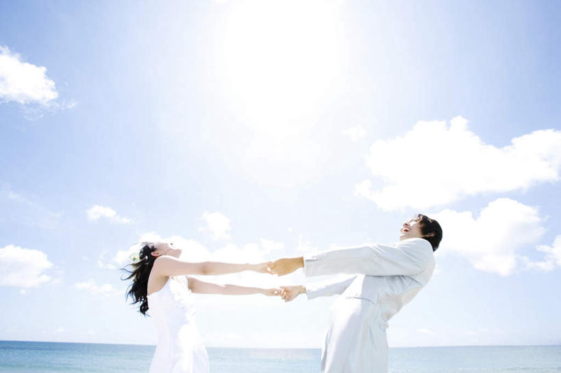 东方人,两个人,夫妻,新娘,新郎,站,握手,横图,室外,白天,仰视,婚纱,衬衫,西装,爱情,婚礼,快乐,海浪,海洋,亚洲,阴影,套装,正装,庆祝,装饰,盛开,光线,花环,影子,浪花,云,云朵,领带,结婚,浪漫,花蕾,云彩,注视,职业装,黄种人,花,花瓣,花朵,鲜花,蓝色,白云,蓝天,天空,阳光,海水,天,花苞,花蕊,观察,看,站着,喜庆,恩爱,恋人,晴朗,观看,纪念,华丽,修饰,点缀,察看,关注,海景,衬托,美观,雅致,雅观,男人,男性,年轻男性,年轻女性,女人,女性,亚洲人,夫妇,情侣,大海,风浪,海,海水的波动,近岸浪,涌浪,晴空,搀手,拉手,手搀手,手拉手,手牵手,手握手,站立,半身,彩图,低角度拍摄,衬衣,婚礼服,礼服,高兴,伴侣