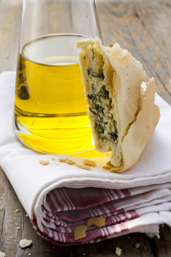 奶酪,无人,竖图,俯视,室内,特写,白天,桌面,桌子,菠菜,蔬菜,杯子,一块,切开,阴影,新鲜,反射,木制,影子,食用油,油,干酪,橄榄油,起司,食品,芝士,营养,玻璃制品,食物,一个,餐巾,木制品,水杯,切,乳酪,有机食品,绿色食品,单个,乳制品,发酵,剖面,切面,植物油,乳清干酪,保洁方巾,口布,玻璃杯,鹦鹉菜,鼠根菜,角菜,红嘴绿鹦哥,赤根菜,菠薐菜,波斯草,彩图,高角度拍摄