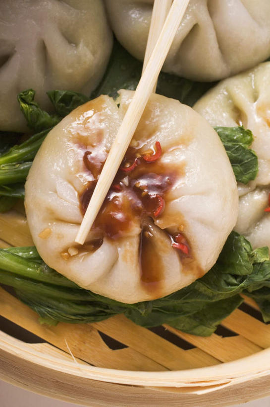 点心,蒸笼,无人,竖图,俯视,室内,特写,白天,烹饪,餐桌,筷子,桌子,蔬菜,餐具,厨具,叶子,一双,阴影,竹制,朦胧,模糊,新鲜,反射,影子,青菜,调料,酱料,酱汁,佐料,料理,食品,包子,面点,绿叶,调味品,调味料,文化,传统,酱,美食,食物,一个,绿色,小笼包,中式,嫩叶,有机食品,绿色食品,单个,餐台,礼节,竹制品,干辣椒,小白菜,笼屉,礼仪,烹饪用具,不结球白菜,海鲜酱,虾酱,叶,叶片,进餐用具,烹调用具,烹调,彩图,高角度拍摄