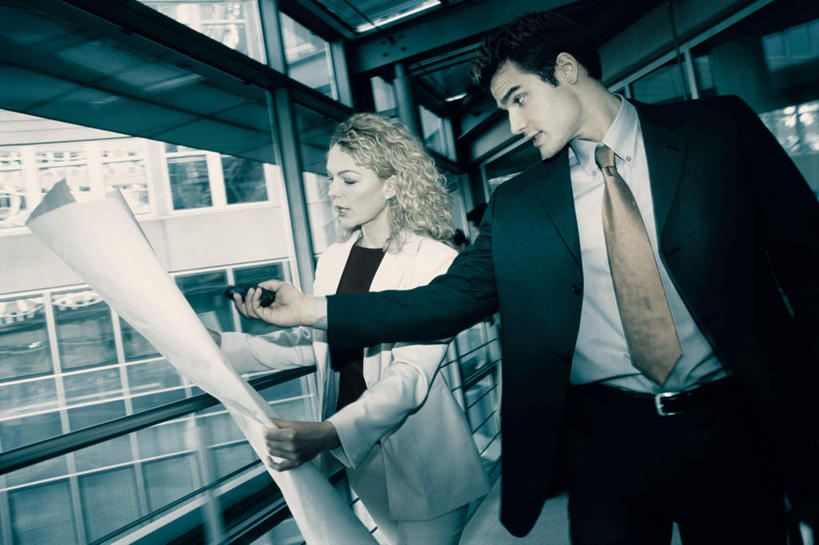 西方人,两个人,伙伴,朋友,商务人士,商务男性,商务女性,栏杆,站,说,横图,室内,白天,正面,衬衫,讨论,友谊,合作,团队,窗户,落地窗,欧洲,欧洲人,握,指,阴影,套装,光线,笔,图纸,影子,围栏,办公用品,设计图,注视,指点,护栏,玻璃窗,文具,学习用品,观察,看,站着,战略,握着,观看,文具用品,一支,察看,指向,关注,商务装,工程图,草图,蓝图,工薪阶层,联合,合谋,交流,配合,协作,男人,男性,女人,女性,中年男性,中年女性,白种人,白领,上班族,设计,沟通,讲话,交谈,商讨,说话,谈话,站立,半身,彩图,衬衣