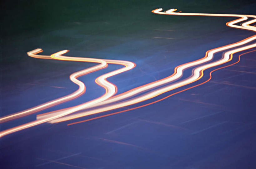 无人,横图,室外,夜晚,正面,长时间曝光,道路,路,夜景,公路,照明,阴影,朦胧,模糊,光线,影子,灯光,交通,灯,灯具,警示,车灯,尾灯,照亮,提醒,照明设备,提示,马路,彩图