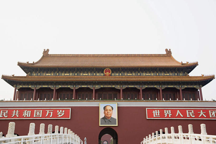 东方人,一个人,无人,天安门,栏杆,横图,照片,室外,白天,仰视,旅游,度假,名胜古迹,标志建筑,地标,建筑,北京,天安门广场,中国,亚洲,仅一个男性,仅一个人,仅一个中年男性,遗迹,毛泽东,标志,瓦片,文字,字符,屋顶,围栏,首都,顶棚,瓦,黄种人,古迹,文物,娱乐,标识,建设,古建筑,护栏,享受,休闲,汉字,旅游胜地,放松,摄影,建造,主席,领导,中文,毛主席,古文明,东亚,屋瓦,中华人民共和国,北京市,京,北平,华北地区,国文,华文,二十八画生,润之,诗人,石三伢子,咏芝,革命家,理论家,首脑,战略家,男人,男性,中年男性,亚洲人,相片,半身,彩图,低角度拍摄,拍摄,照相