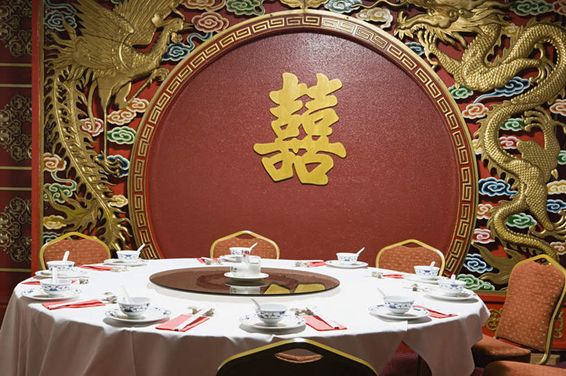 无人,餐厅,横图,室内,白天,正面,婚礼,快乐,幸福,成功,餐桌,桌子,鸟,雕塑,庆祝,艺术,装饰,凤凰,龙,鸟类,标志,布料,雕刻,雕像,文字,字符,勺子,陶瓷,陶瓷制品,结婚,布纹,标识,桌布,餐巾,容器,工艺品,调羹,台布,汤匙,碗,和谐,喜庆,汉字,餐台,纪念,储藏,美术,吉祥,储存,高贵,中文,主题,图腾,传说,陈列,功能,美学,凤,国文,华文,祥瑞,凰,灵兽,权势,尊荣,丹鸟,鶤鸡,威凤,幸运,彩图,高兴,餐馆,饭店,饭馆,贮存