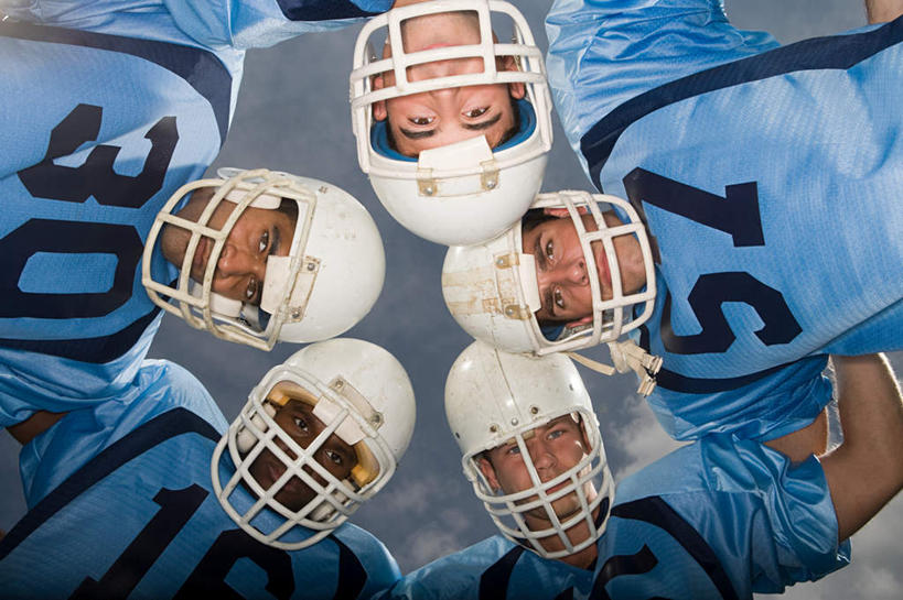 西方人,伙伴,朋友,运动员,站,笑,微笑,横图,室外,白天,仰视,运动服,友谊,合作,团队,帽子,欧洲,欧洲人,五个人,弯腰,阴影,服装,光线,标志,数字,头盔,文字,影子,字符,云,云朵,许多人,云彩,注视,标识,衣服,蓝色,白云,蓝天,天空,阳光,安全帽,天,低头,观察,看,站着,一群人,战略,阿拉伯数字,服饰,晴朗,观看,察看,衣着,穿着,关注,弯身,联合,合谋,衣饰,五顶,配合,协作,男人,男性,年轻男性,白种人,晴空,体育运动员,运动选手,站立,半身,彩图,低角度拍摄,运动装