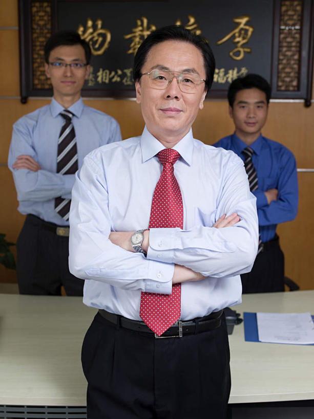 东方人,三个人,伙伴,朋友,商务人士,商务男性,办公室,站,双手交叉,竖图,室内,白天,正面,衬衫,友谊,合作,团队,家具,桌子,亚洲,套装,标志,材料,档案,文件,文字,眼镜,字符,办公桌,领带,注视,黄种人,标识,资料,观察,看,站着,汉字,战略,观看,一份,察看,双手抱胸,关注,中文,文档,商务装,近视眼镜,工薪阶层,两副,办公家具,联合,合谋,国文,华文,配合,协作,男人,男性,年轻男性,中年男性,亚洲人,白领,上班族,站立,半身,彩图,衬衣