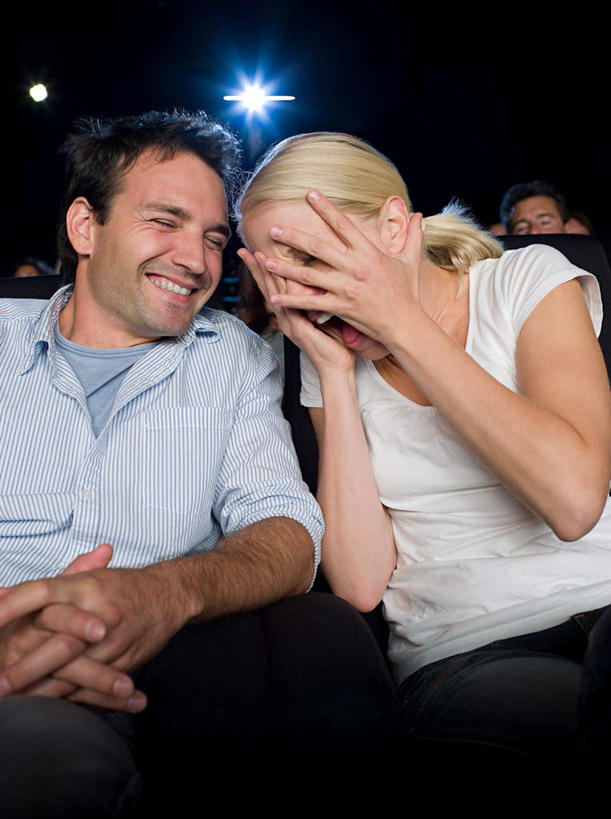 西方人,两个人,夫妻,坐,笑,微笑,露齿笑,竖图,室内,白天,正面,爱情,欧洲,欧洲人,阴影,服装,朦胧,模糊,光线,影子,灯光,浪漫,注视,休闲装,衣服,观察,看,张嘴,休闲,休闲服,恩爱,遮,遮掩,恋人,服饰,观看,害怕,惊恐,察看,掩盖,遮挡,关注,张大嘴巴,影剧院,遮盖,掩饰,男人,男性,年轻男性,年轻女性,女人,女性,白种人,夫妇,情侣,张开嘴,坐着,半身,彩图,伴侣