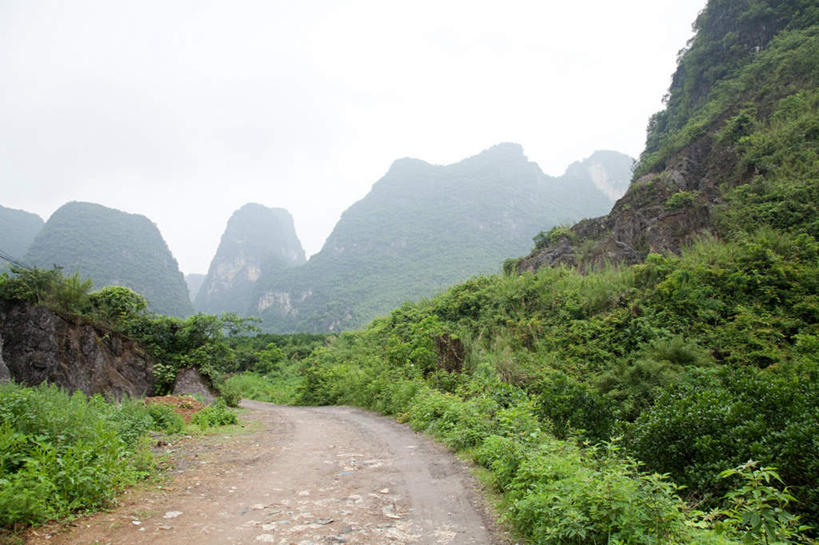 无人,横图,室外,白天,正面,旅游,度假,美景,山,山脉,树林,植物,道路,路,桂林,中国,亚洲,纹路,纹理,景观,山峰,小路,交通,山峦,娱乐,树,树木,蓝色,绿色,蓝天,天空,自然,群山,天,享受,休闲,景色,放松,生长,晴朗,成长,广西,自然风光,东亚,阳朔,万里无云,广西壮族自治区,肌理,中华人民共和国,桂林市,桂,华南地区,阳朔县,晴空,晴空万里,彩图