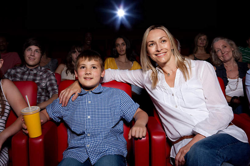 西方人,儿童,家庭,母亲,儿子,观众,坐,抱,笑,微笑,露齿笑,横图,室内,白天,正面,纯洁,电影院,杯子,项链,照明,欧洲,欧洲人,握,服装,塑料,灯光,许多人,拿,拿着,注视,休闲装,座位,灯,装饰品,饮料,小孩,衣服,红色,饰品,首饰,塑料制品,吸管,纸制品,灯具,观察,看,一群人,休闲,温暖,温馨,母子,一家人,休闲服,射灯,可爱,母爱,童年,童趣,握着,服饰,抱着,观看,纸杯,照亮,和睦,察看,空心,搂着,照明设备,关注,一次性杯子,童真,影剧院,烂漫,无邪,饮管,坐位,天真,男孩,男人,男性,年轻男性,年轻女性,女人,女性,白种人,孩子,年轻人,观赏人员,搂,搂抱,坐着,半身,彩图,融洽,男生,圆柱状