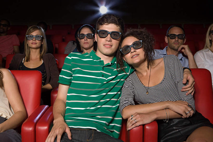 西方人,观众,坐,抱,笑,微笑,横图,室内,白天,正面,爱情,电影院,照明,欧洲,欧洲人,服装,眼镜,灯光,许多人,浪漫,注视,休闲装,座位,灯,衣服,红色,灯具,观察,看,靠,靠着,一群人,休闲,温暖,温馨,休闲服,射灯,恩爱,恋人,服饰,抱着,观看,照亮,和睦,察看,搂着,照明设备,关注,影剧院,3D眼镜,坐位,立体眼镜,男人,男性,年轻男性,年轻女性,女人,女性,白种人,情侣,观赏人员,搂,搂抱,坐着,半身,彩图,伴侣,融洽