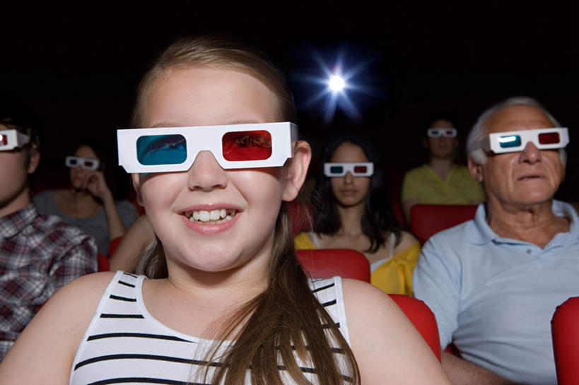 西方人,儿童,观众,坐,笑,微笑,露齿笑,横图,室内,白天,正面,纯洁,电影院,照明,欧洲,欧洲人,服装,眼镜,灯光,许多人,注视,休闲装,座位,灯,小孩,衣服,红色,灯具,观察,看,一群人,休闲,休闲服,射灯,可爱,童年,童趣,服饰,观看,照亮,察看,照明设备,关注,童真,影剧院,烂漫,无邪,3D眼镜,坐位,立体眼镜,天真,老年男性,男人,男性,年轻男性,年轻女性,女孩,女人,女性,白种人,孩子,观赏人员,坐着,半身,彩图,女生