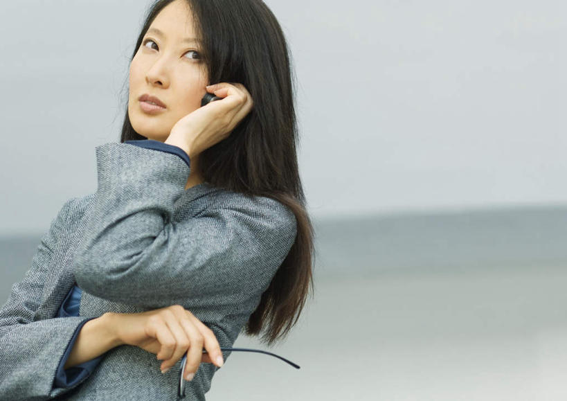 西方人,一个人,商务人士,商务女性,办公室,站,打电话,横图,室内,白天,正面,电话,手机,欧洲,欧洲人,仅一个年轻女性,仅一个女性,仅一个人,握,套装,眼镜,拿,拿着,注视,通讯设备,观察,看,站着,握着,观看,察看,关注,商务装,近视眼镜,工薪阶层,交流,年轻女性,女人,女性,白种人,白领,上班族,沟通,通话,站立,半身,彩图