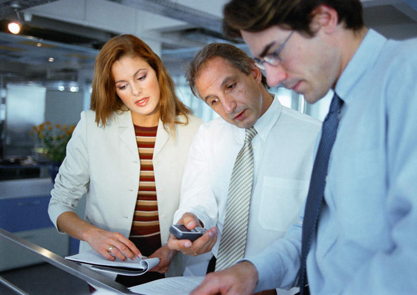 西方人,三个人,同事,商务人士,商务男性,商务女性,办公室,站,说,打电话,横图,室内,白天,正面,衬衫,成功,合作,团队,集体,信心,植物,桌子,电话,手机,欧洲,欧洲人,握,指,套装,材料,档案,盆栽,文件,办公桌,盆景,拿,拿着,注视,方向,通讯设备,队伍,花,绿色,自然,资料,观察,看,手势,站着,握着,生长,成长,观看,察看,领导,指向,成就,关注,文档,商务装,合伙,领袖,工薪阶层,交流,男人,男性,年轻男性,年轻女性,女人,女性,白种人,白领,上班族,沟通,讲话,交谈,说话,谈话,通话,站立,半身,彩图,衬衣