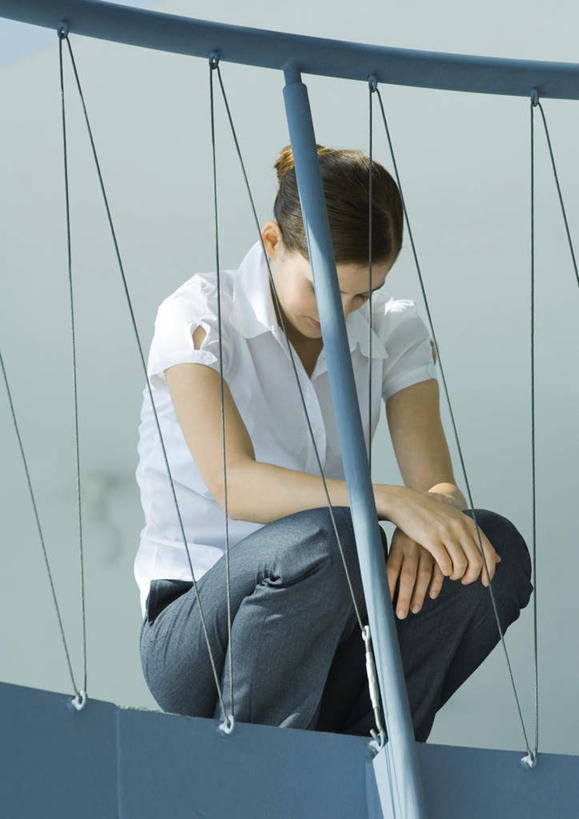 西方人,一个人,商务人士,商务女性,栏杆,蹲,竖图,室内,白天,正面,欧洲,欧洲人,仅一个年轻女性,仅一个女性,仅一个人,套装,墙,围栏,护栏,墙壁,墙面,低头,商务装,工薪阶层,年轻女性,女人,女性,白种人,白领,上班族,蹲着,半身,彩图