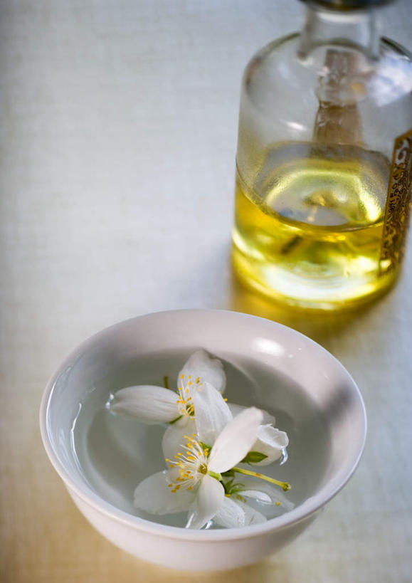 无人,竖图,俯视,室内,特写,白天,桌面,桌子,餐具,盛开,玻璃制品,花,花瓣,花朵,鲜花,两朵,白色,玻璃瓶,瓶子,碗,花蕊,山梅花,太平花,进餐用具,烹调用具,彩图,高角度拍摄