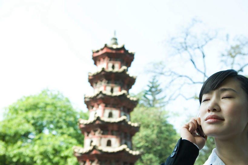 东方人,商务人士,商务女性,寺庙,站,闭眼,打电话,横图,室外,白天,正面,植物,电话,手机,亚洲,阴影,套装,朦胧,模糊,光线,影子,云,云朵,塔,塔楼,拿,云彩,拿着,黄种人,通讯设备,佛塔,树,树木,蓝色,绿色,白云,蓝天,天空,阳光,自然,天,站着,生长,成长,商务装,工薪阶层,交流,亚洲人,白领,上班族,闭眼睛,闭着眼,闭着眼睛,沟通,通话,站立,半身,彩图